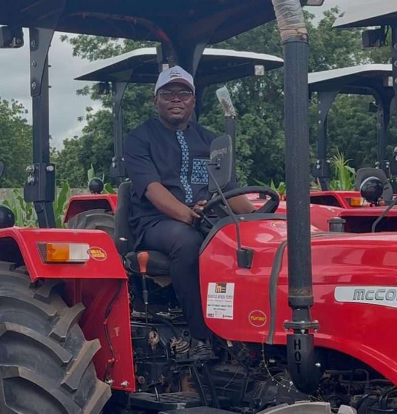 Promoteur au volant d’un tracteur financé