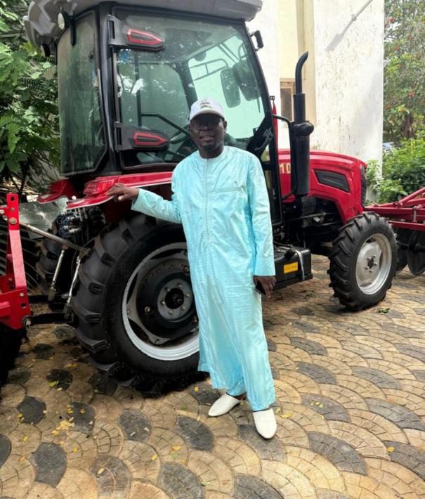 Promoteur devant le tracteur qui lui a été remis