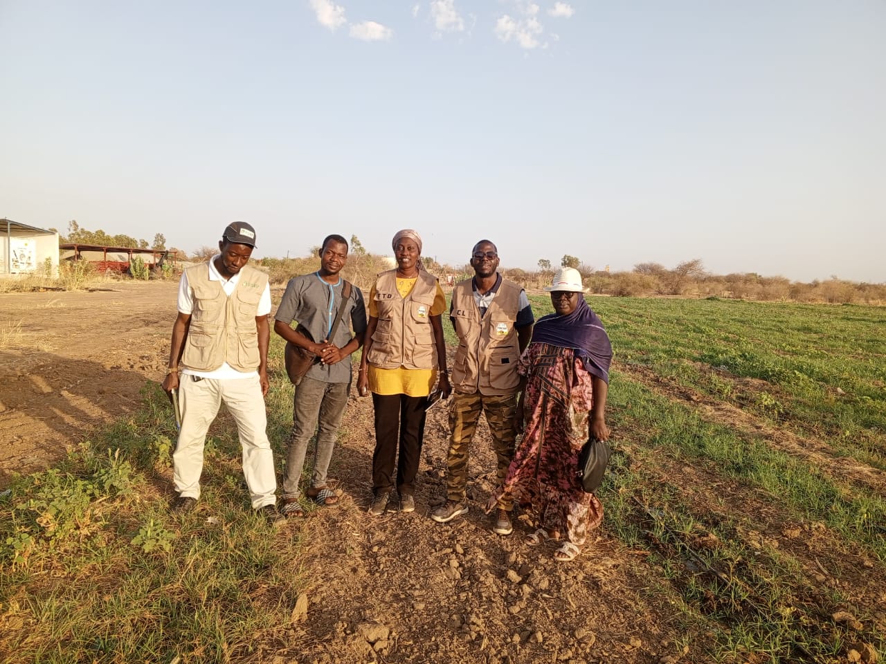 Producteurs et agents du FADSR dans une parcelle en production